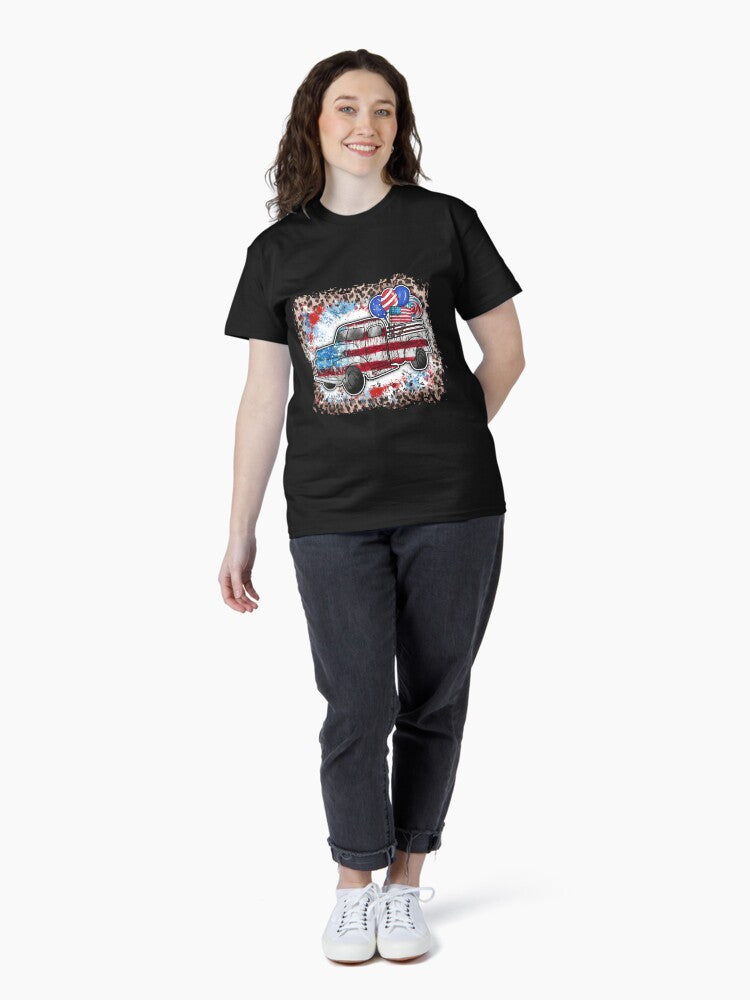 4TH OF JULY VINTAGE PICKUP WITH US FLAG T-SHIRT Classic T-Shirt